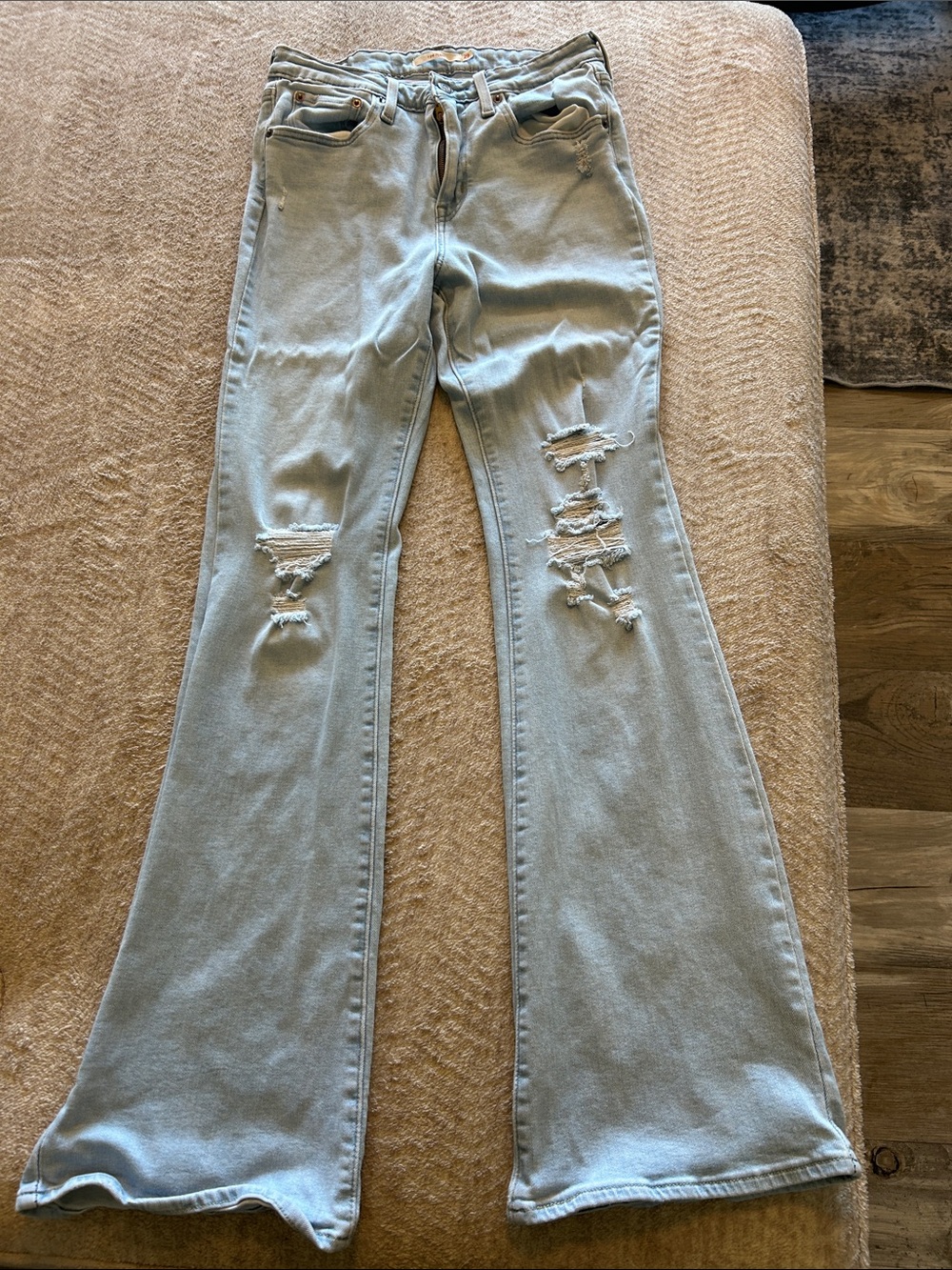 💙Levi's Light Blue Distressed Flare Jeans
